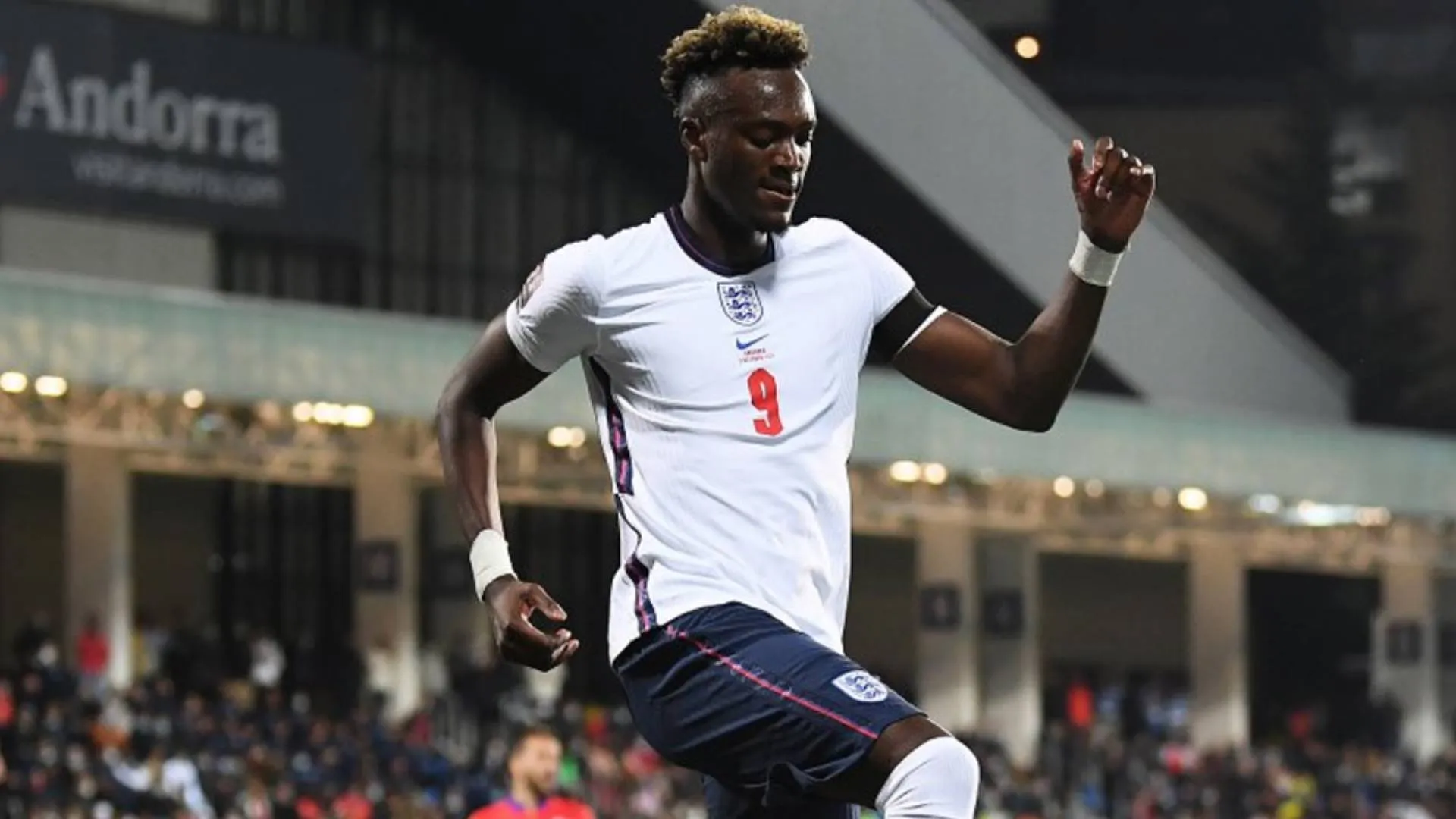 Abraham-con-la-maglia-della-nazionale-inglese