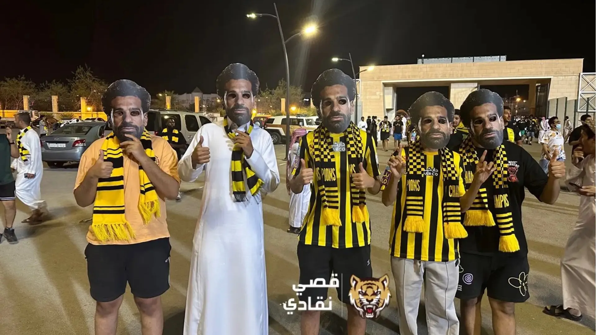 tifosi dell'Al Ittihad con la maschera di Salah