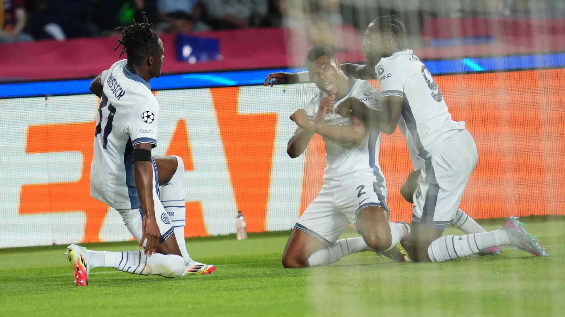 barcellona-inter-gol-dumfries