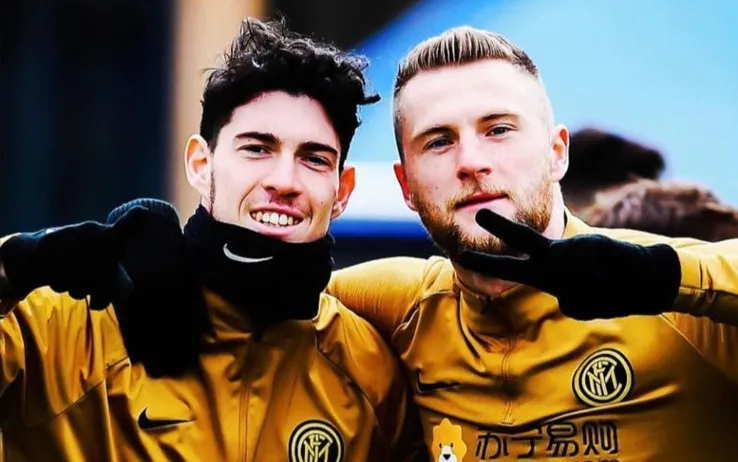 bastoni-e-skriniar-abbracciati-con-la-maglia-dell-inter-1