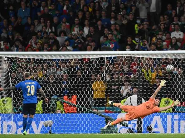 bernardeschi-rigore-euro2020