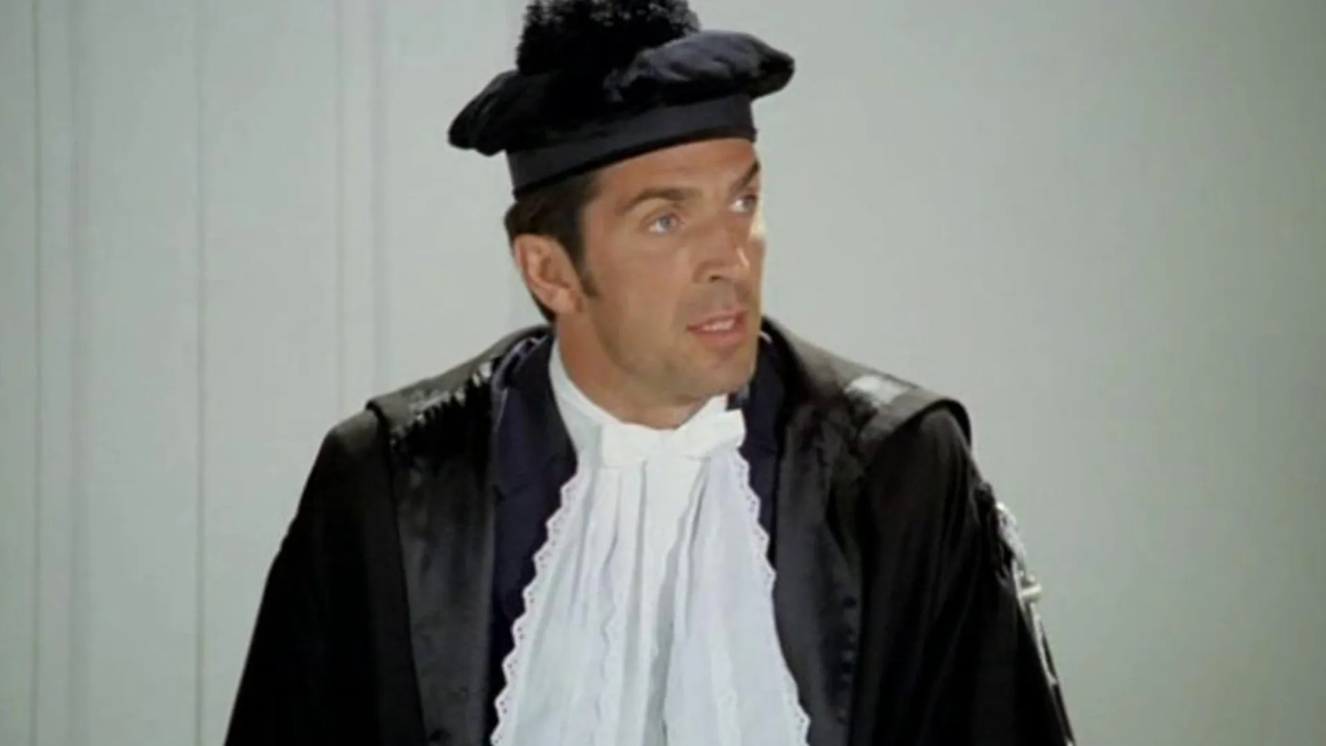 buffon-pubblico-ministero-nel-film-lallenatore-nel-pallone-2