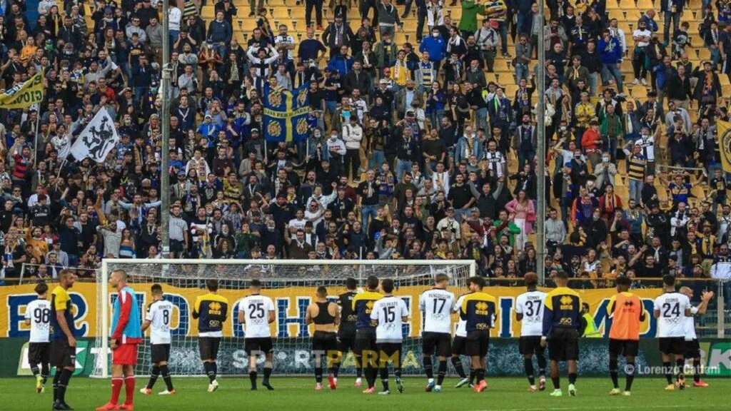 calciatori-parma-sotto-curva-1024x576