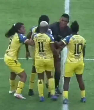 calciatrice-arbitro