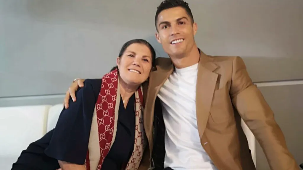 cristiano-ronaldo-con-la-madre-1024x576