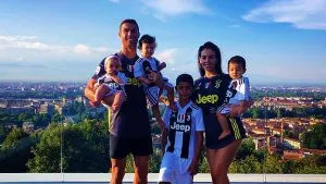 cristiano-ronaldo-famiglia-juventus-300x169