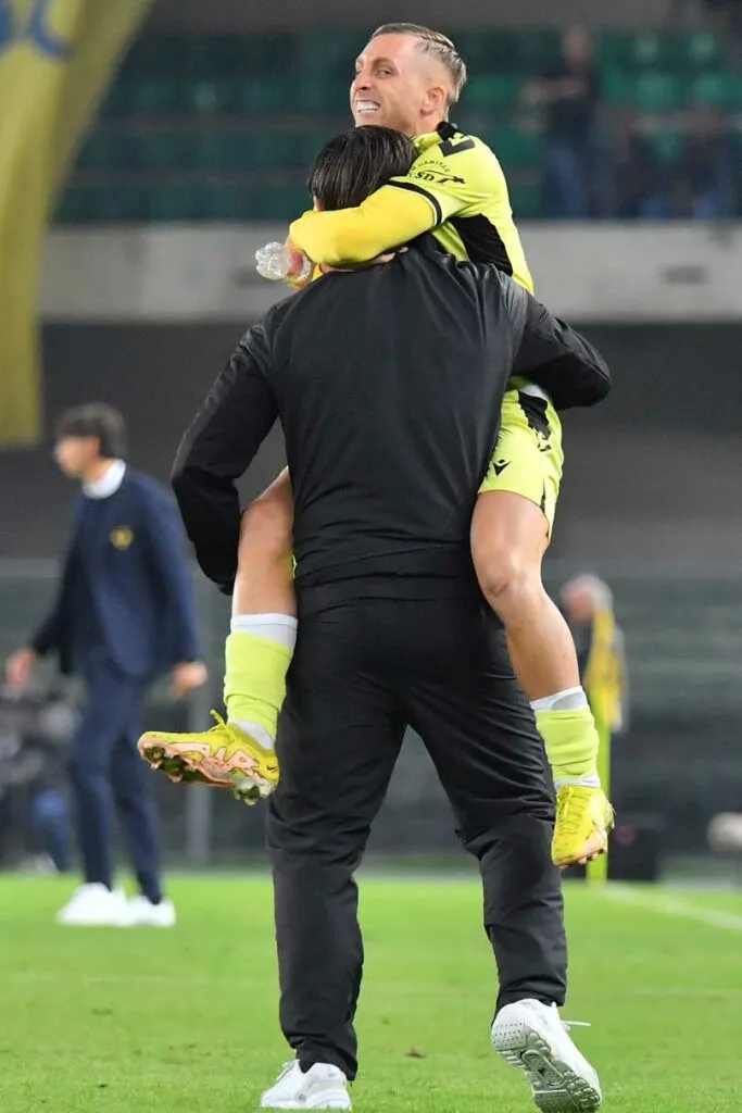 deulofeu-abbraccia-sottil-683x1024