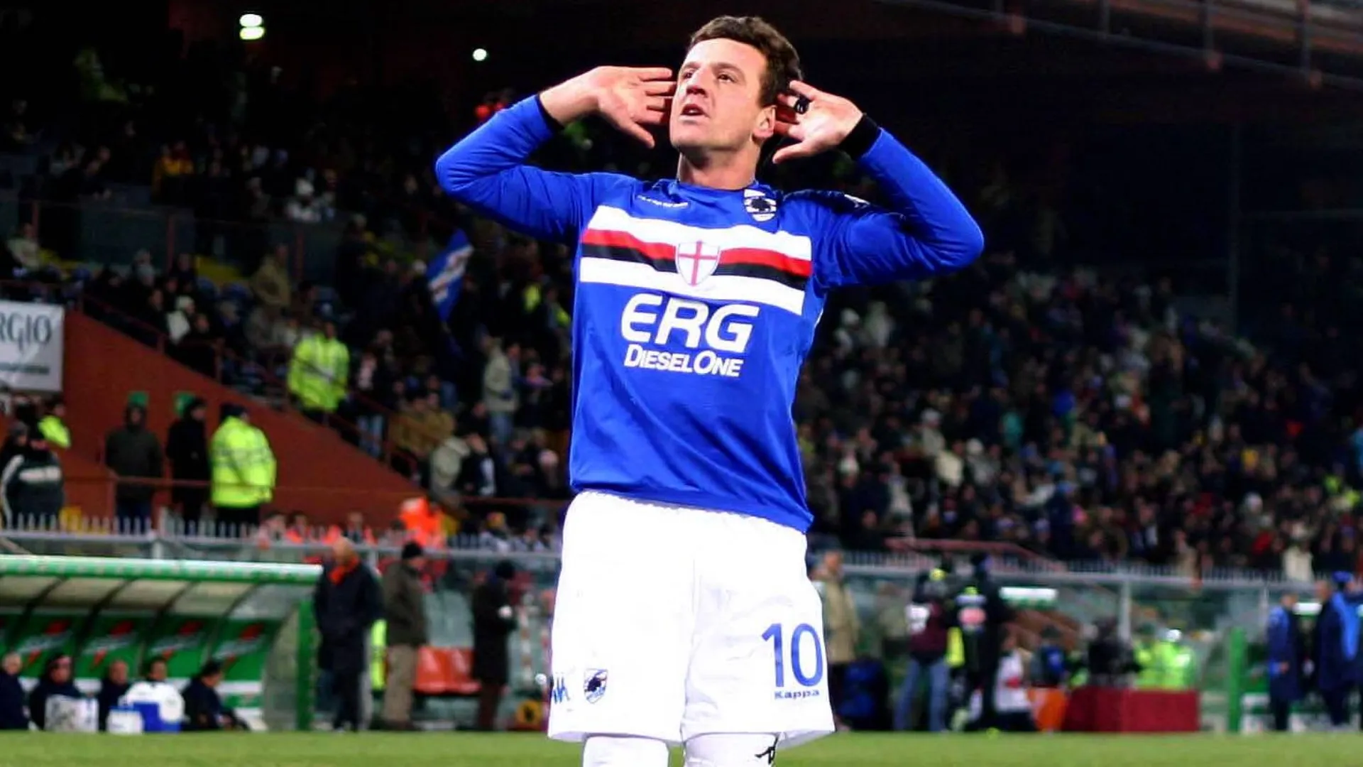 flachi-esulta-con-la-maglia-della-sampdoria