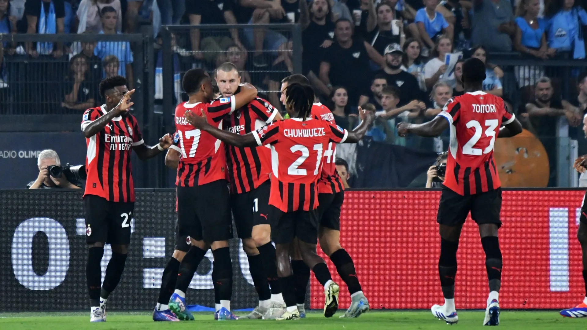 i-giocatori-del-milan-abbracciano-pavlovic-dopo-il-gol-alla-lazio