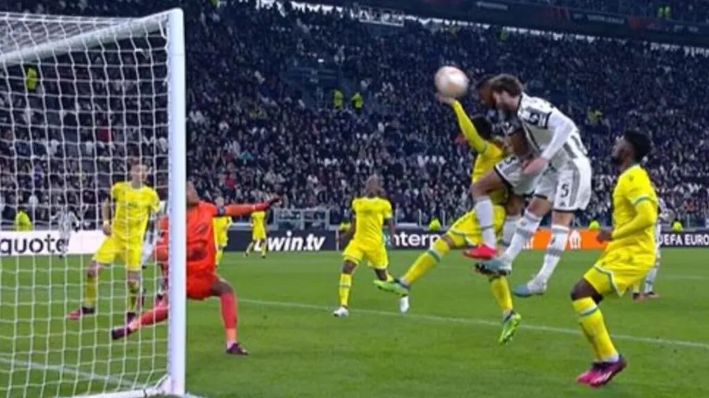 il-fallo-di-mano-di-centonze-sul-colpo-di-testa-di-bremer-1024x576