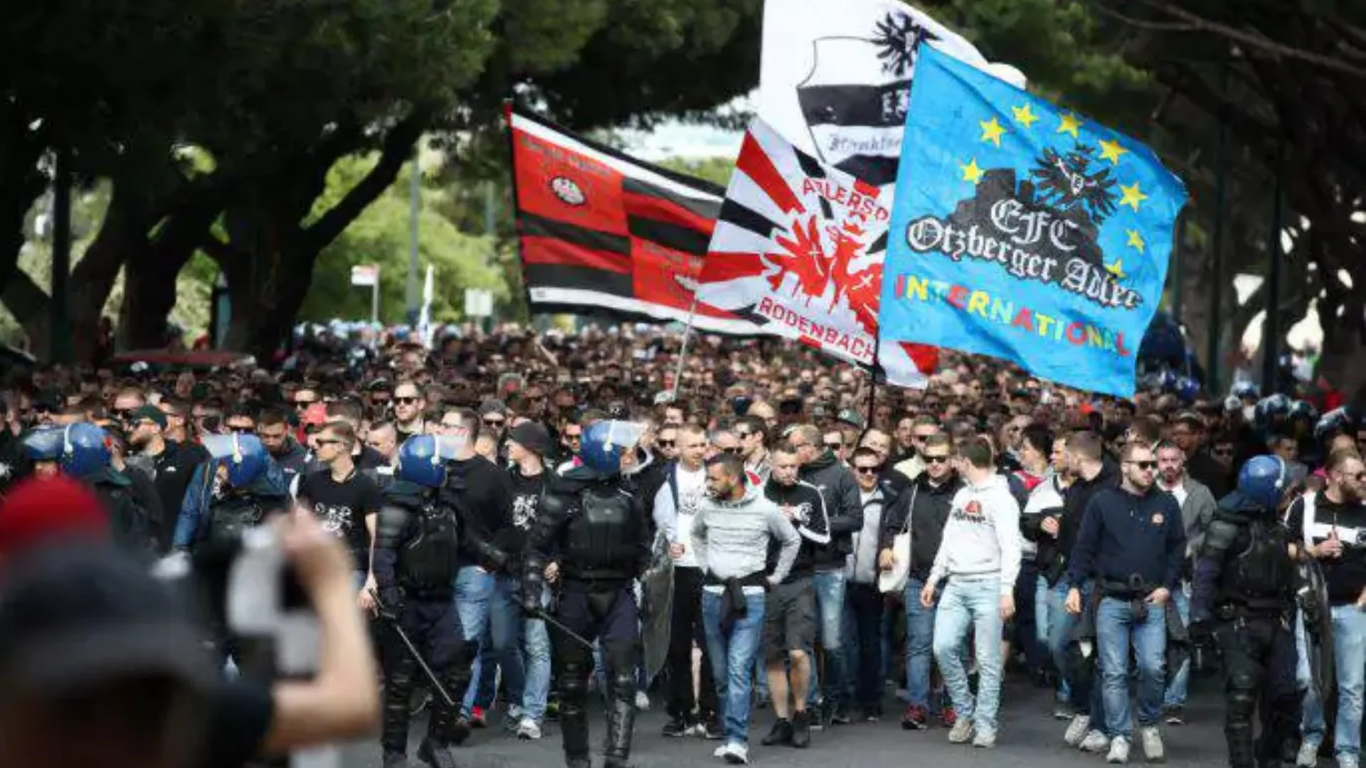 intercettazioni-dei-tifosi-delleintracht-in-vista-della-sfida-di-napoli-1