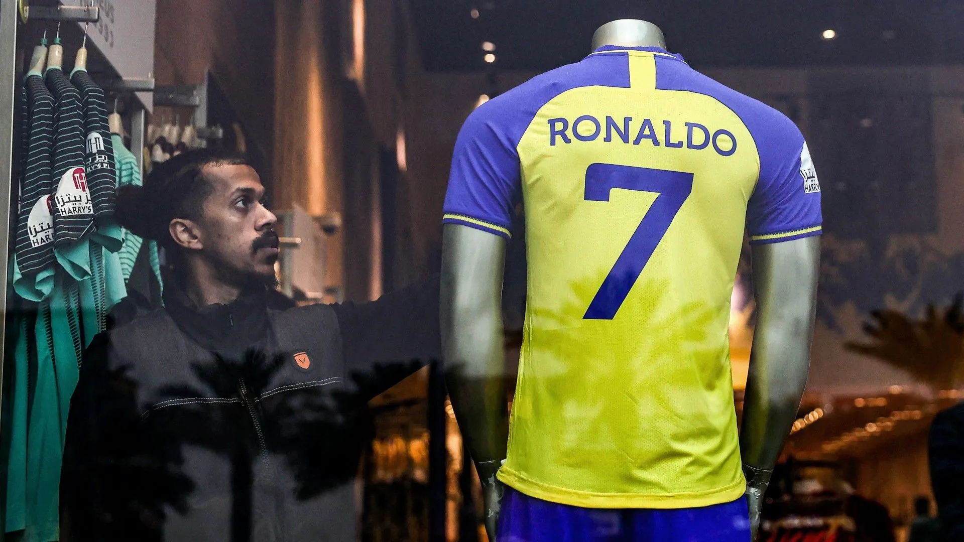 la-maglia-di-ronaldo-in-un-negozio-di-riad-2