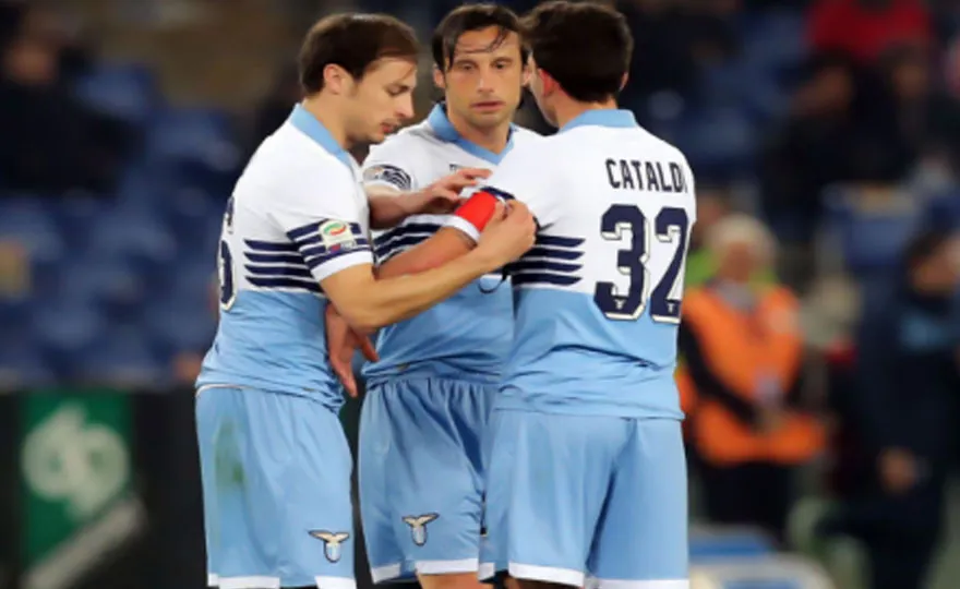 mauri-dona-la-fascia-da-capitano-a-cataldi