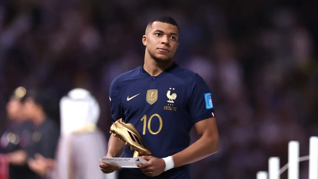 mbappe-con-la-scarpa-doro-dopo-argentina-francia-1024x576-1