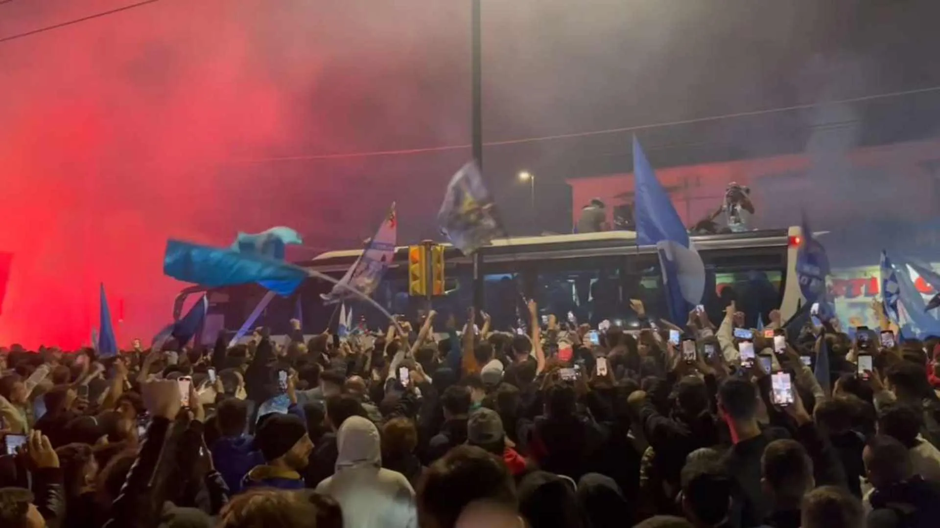 I tifosi del Napoli fanno festa intorno al pullman