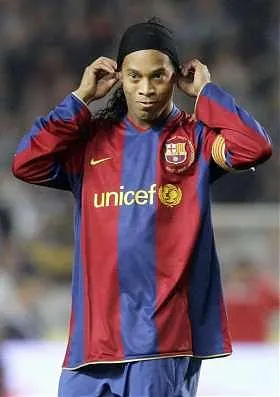 ronaldinho-con-maglia-del-barcellona-con-sponsor-unicef