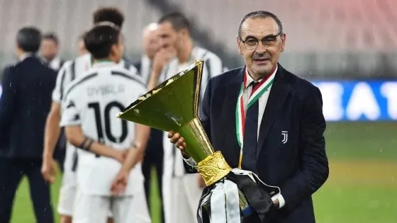 sarri-con-lo-scudetto-in-mano