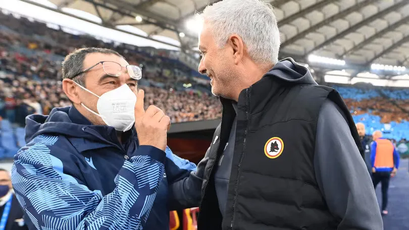 sarri-e-mourinho-si-stringono-la-mano-prima-del-derby-2