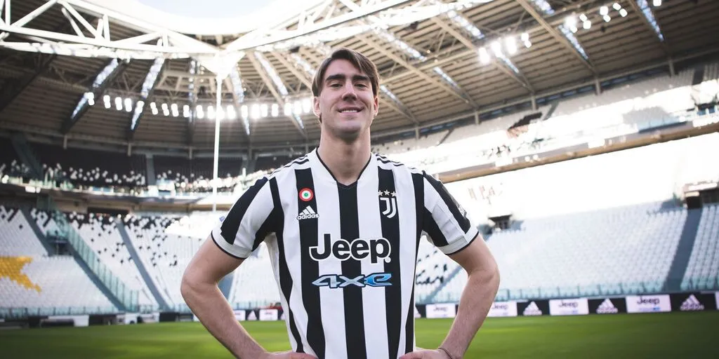 vlahovic-con-la-maglia-della-juventus-1